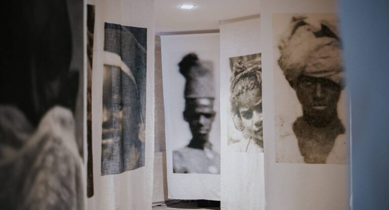 Allestimento di una mostra con grandi ritratti fotografici in bianco e nero